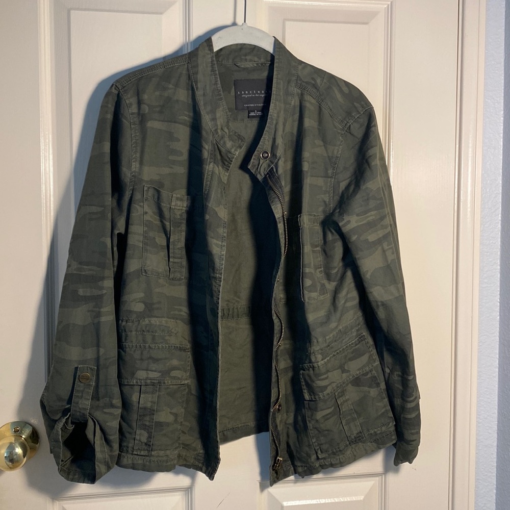 Camouflage zip up light jacket. Barely worn size small. Very good condition!
